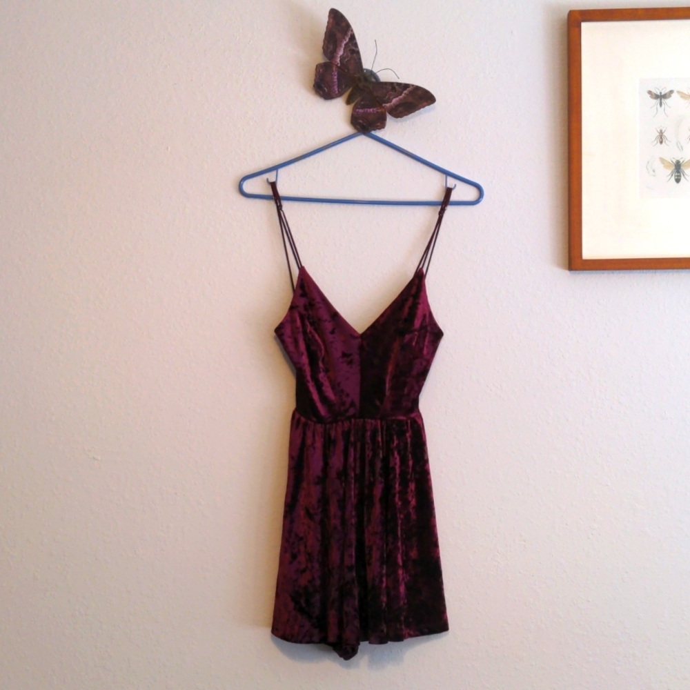 🌹UO Silence + Noise Velvet Romper❤️